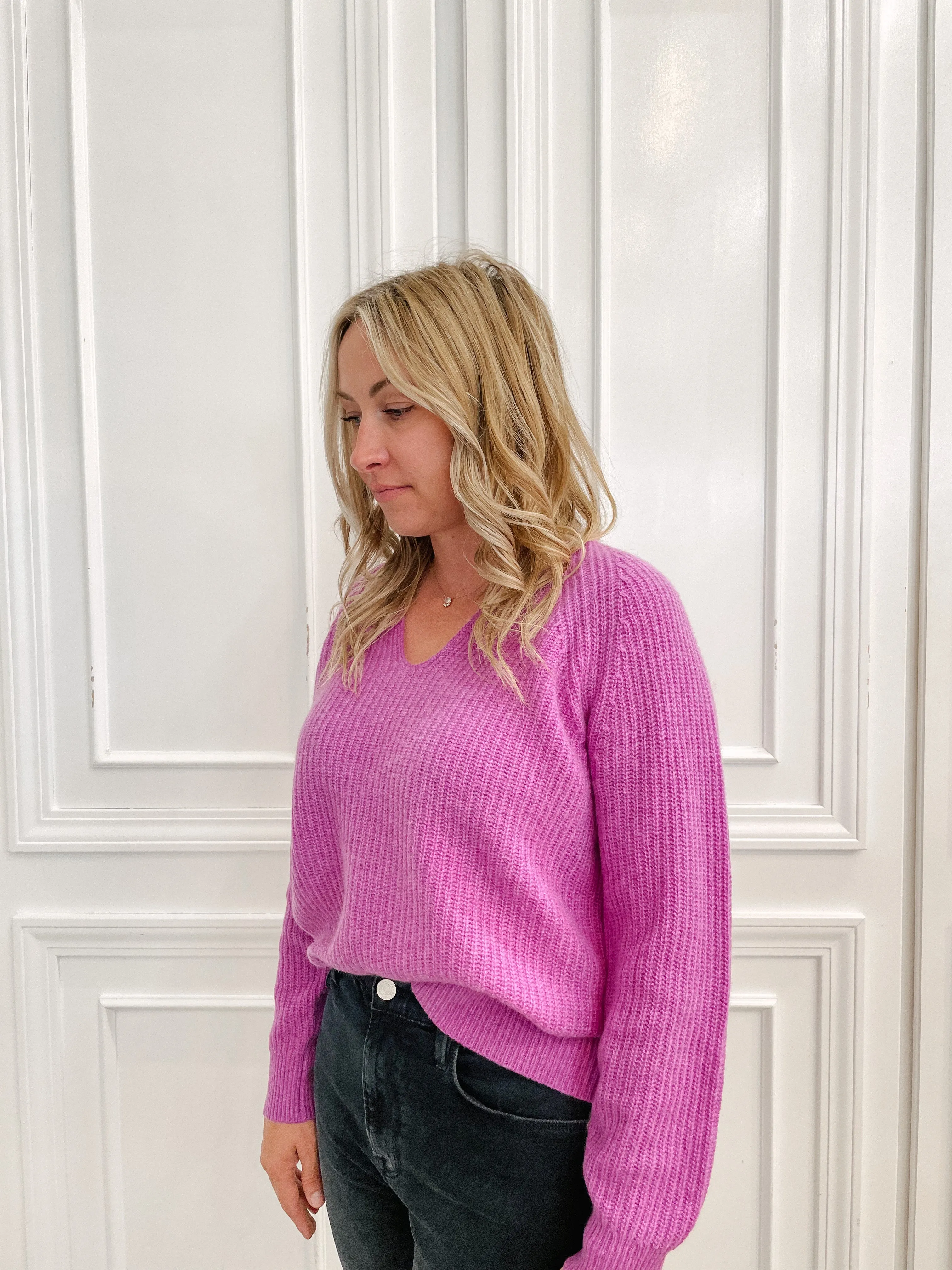 White   Warren - Cashmere Ribbed V Neck Sweater in Amethyst